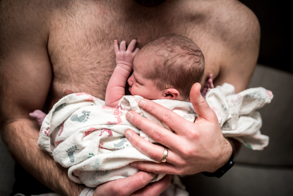 dad doing skin to skin with newborn