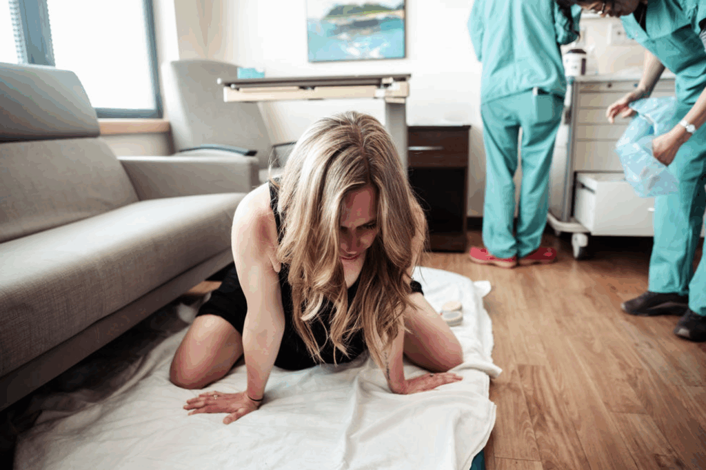 Lo birth photo hands and knees natural birth